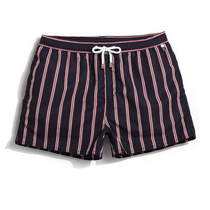 Bermuda Masculina Praia Listrada Torinzi TZ504 leve e moderna, com estampa clássica e caimento ajustado, ideal para praia, piscina e passeios urbanos.