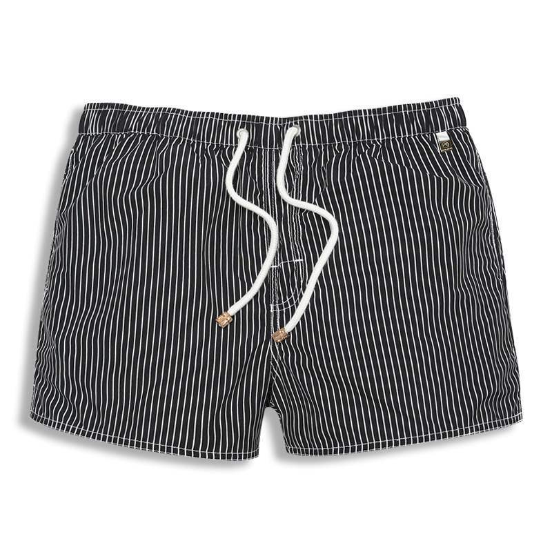 Bermuda Masculina Praia Listrada Torinzi TZ504 leve e moderna, com estampa clássica e caimento ajustado, ideal para praia, piscina e passeios urbanos.
