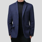 Blazer Masculino Slim Herrera Torinzi TZ061 elegante e moderno, com corte slim e acabamento refinado, ideal para eventos sociais e profissionais.