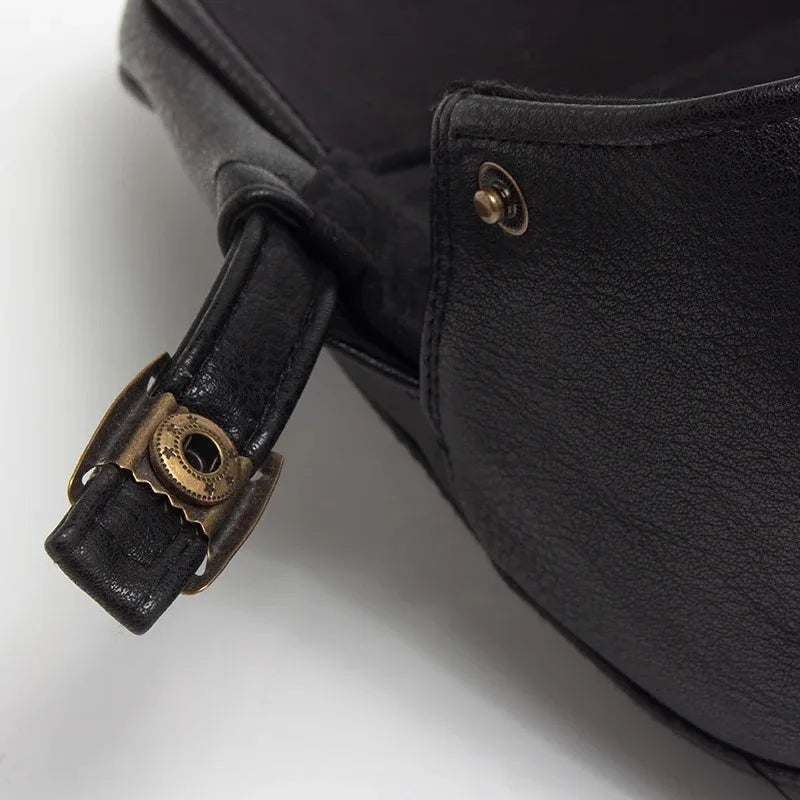 Boina Masculina de Couro British Torinzi TZ271, modelo clássico em couro premium, leve e elegante, ideal para composições casuais e formais.