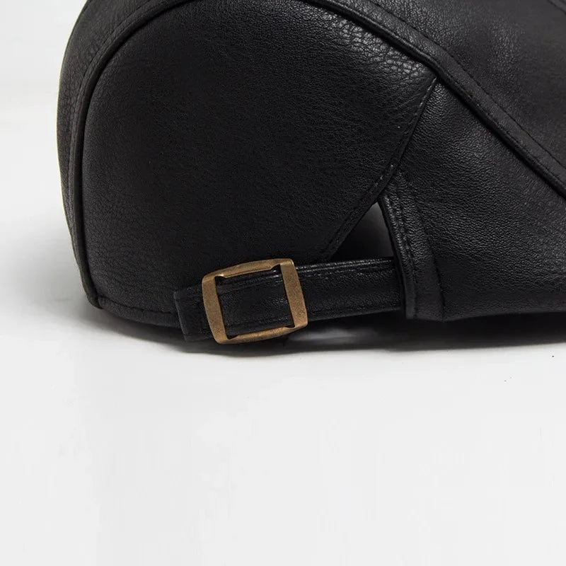 Boina Masculina de Couro British Torinzi TZ271, modelo clássico em couro premium, leve e elegante, ideal para composições casuais e formais.