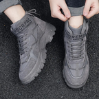 Bota Masculina British Torinzi TZ285 em couro premium, com design robusto e solado antiderrapante, ideal para uso urbano e aventuras.