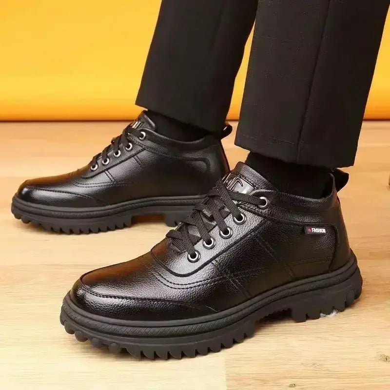 Bota Masculina de Couro Acolchoada Torinzi TZ290 resistente e confortável, com couro premium e solado firme, ideal para uso diário.