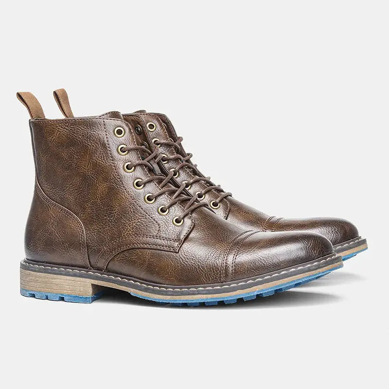 Bota Masculina de Couro Torinzi TZ284 moderna e resistente, com interior acolchoado e solado emborrachado, ideal para qualquer ocasião.