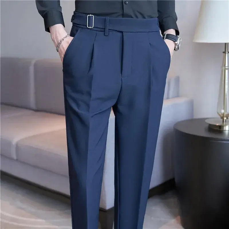 Calça de Alfaiataria Masculina Torinzi TZ254 elegante e moderna, com corte tradicional e tecido suave, ideal para eventos e ambientes profissionais.