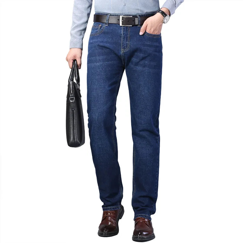 Calça Jeans Masculina Clássica Torinzi TZ005 moderna e durável, com tecido elástico e toque macio, ideal para looks casuais e elegantes.