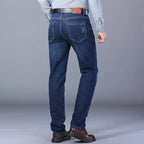 Calça Jeans Masculina Clássica Torinzi TZ005 moderna e durável, com tecido elástico e toque macio, ideal para looks casuais e elegantes.