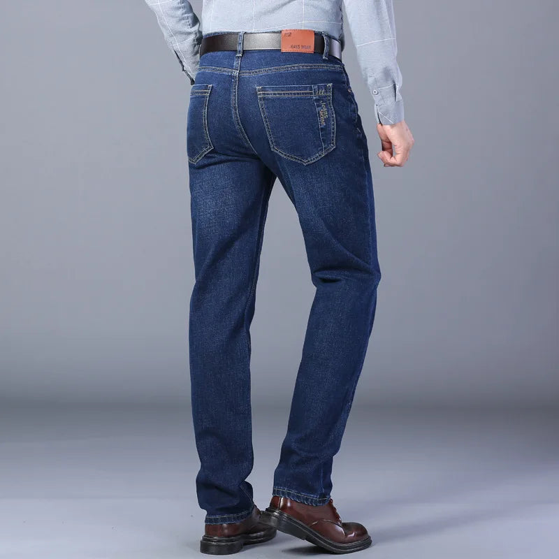 Calça Jeans Masculina Clássica Torinzi TZ005 moderna e durável, com tecido elástico e toque macio, ideal para looks casuais e elegantes.