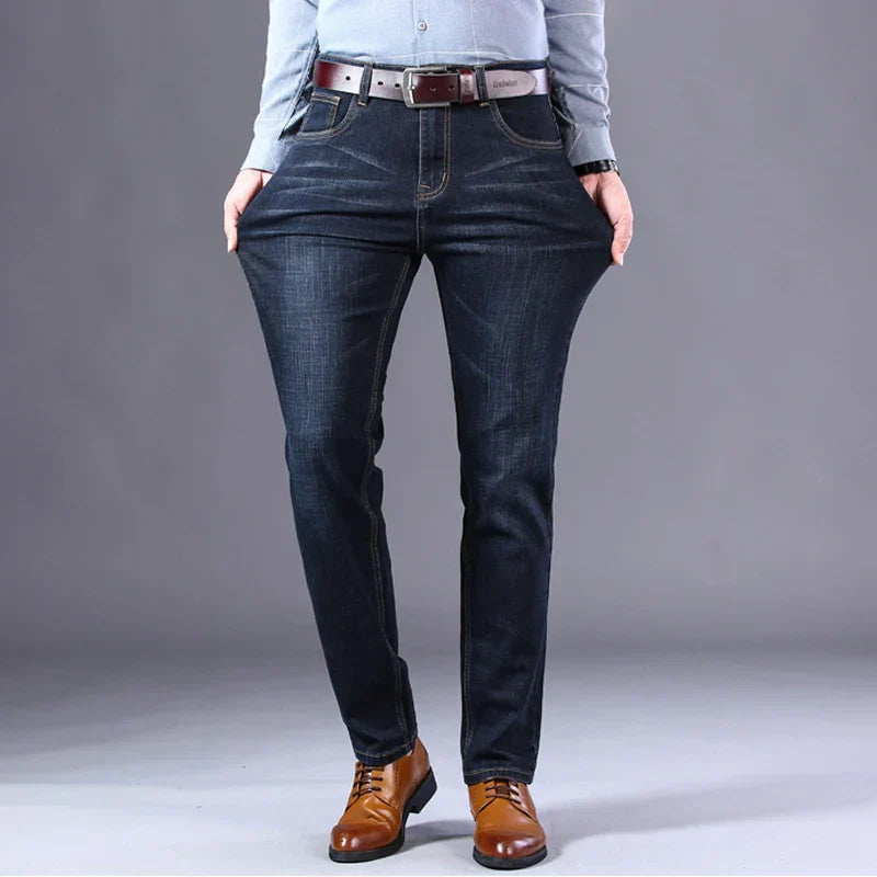 Calça Jeans Masculina Spectre Torinzi TZ260 feita com material premium e acabamento refinado, ideal para visuais elegantes e duráveis.