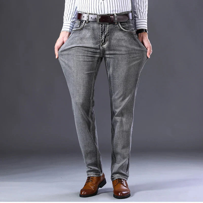 Calça Jeans Masculina Spectre Torinzi TZ260 feita com material premium e acabamento refinado, ideal para visuais elegantes e duráveis.