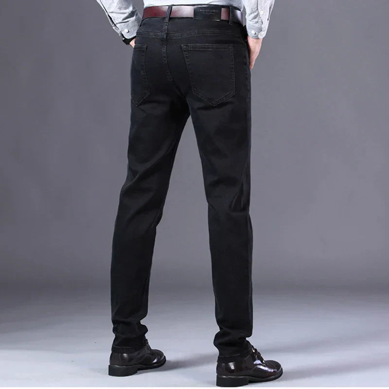 Calça Jeans Masculina Spectre Torinzi TZ260 feita com material premium e acabamento refinado, ideal para visuais elegantes e duráveis.