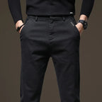 Calça Jeans Masculina Torinzi TZ002 feita em denim de alta qualidade, com design moderno e caimento confortável para o dia a dia.