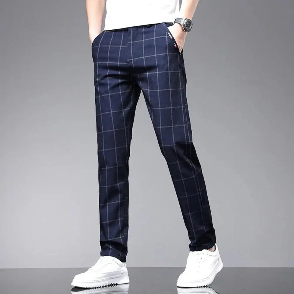 Calça Social Masculina Xadrez Torinzi TZ006 leve e elegante, com tecido elástico e padrão xadrez sofisticado, ideal para looks formais e casuais.