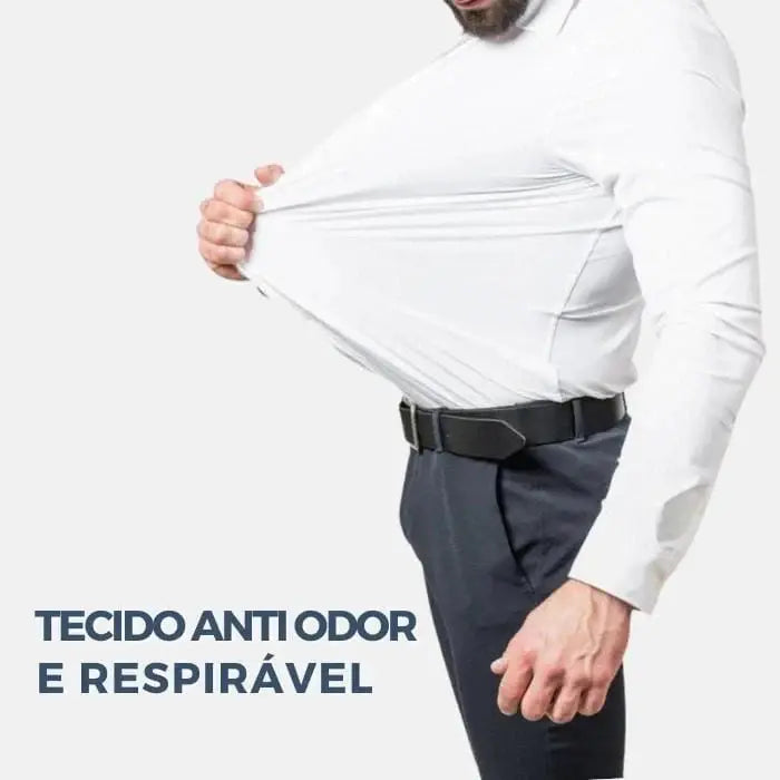 Homem vestindo Camisa Social Masculina de Algodão Torinzi TZ083 preta, com design slim e tecido de algodão premium.