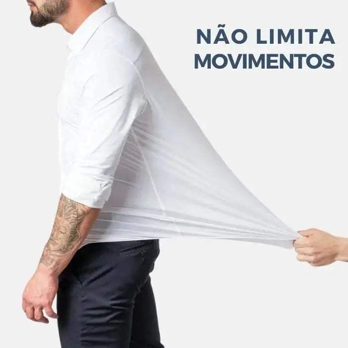 Homem vestindo Camisa Social Masculina de Algodão Torinzi TZ083 preta, com design slim e tecido de algodão premium.