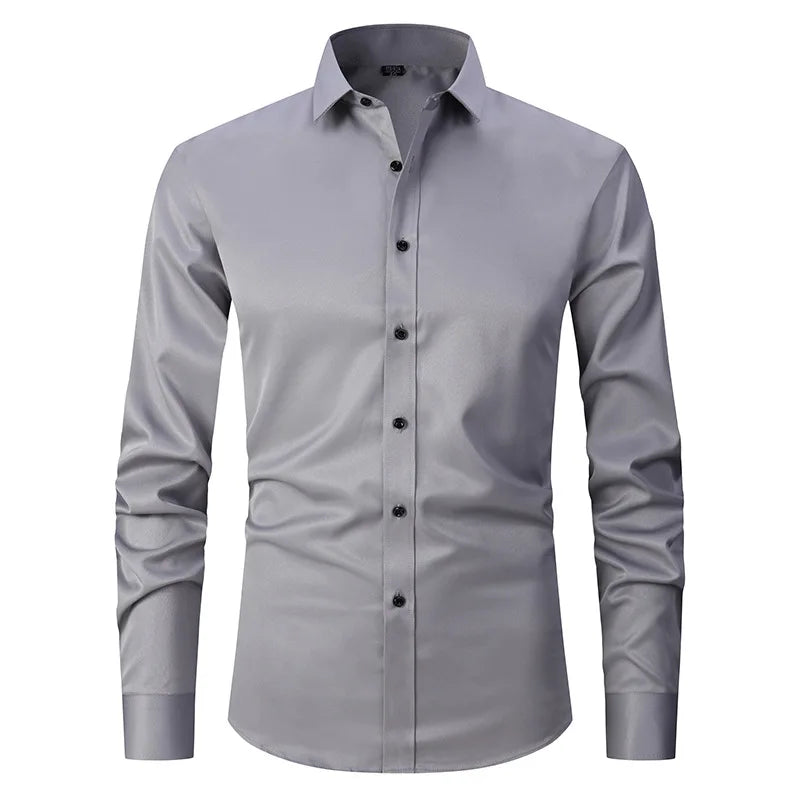 Homem vestindo Camisa Social Masculina de Algodão Torinzi TZ083 preta, com design slim e tecido de algodão premium.