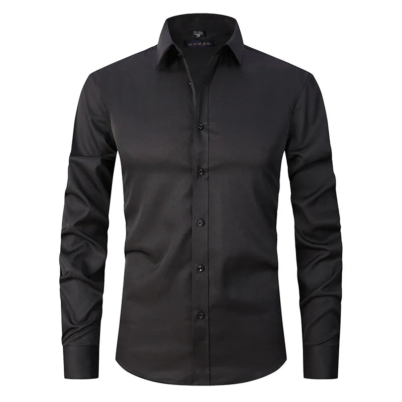 Homem vestindo Camisa Social Masculina de Algodão Torinzi TZ083 preta, com design slim e tecido de algodão premium.