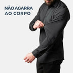 Homem vestindo Camisa Social Masculina de Algodão Torinzi TZ083 preta, com design slim e tecido de algodão premium.