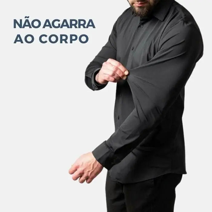 Homem vestindo Camisa Social Masculina de Algodão Torinzi TZ083 preta, com design slim e tecido de algodão premium.