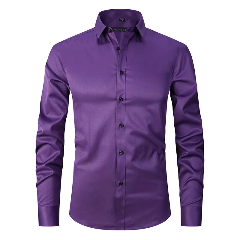 Homem vestindo Camisa Social Masculina de Algodão Torinzi TZ083 preta, com design slim e tecido de algodão premium.