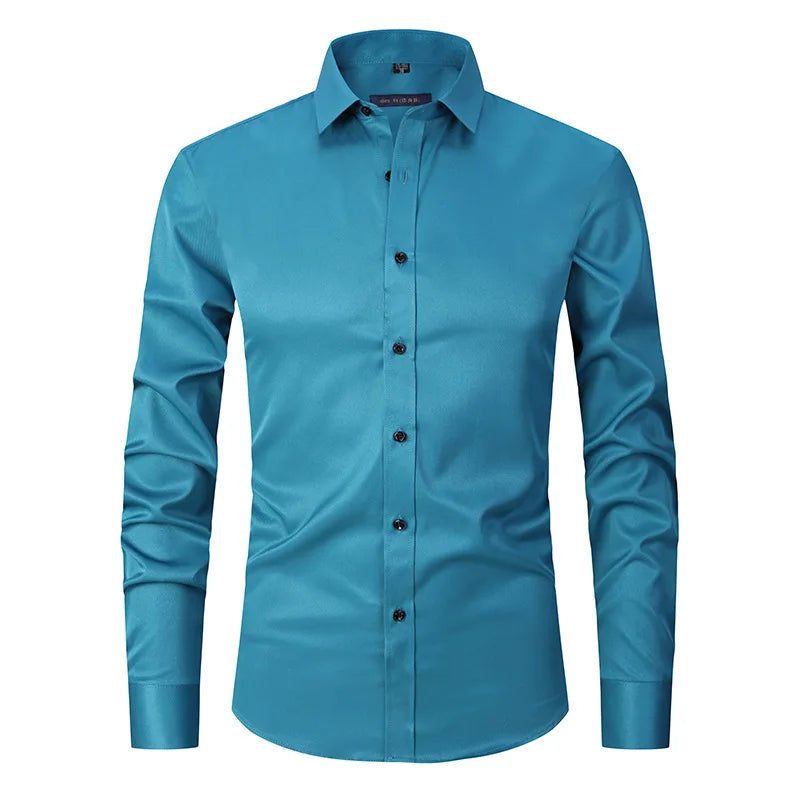Homem vestindo Camisa Social Masculina de Algodão Torinzi TZ083 preta, com design slim e tecido de algodão premium.