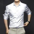 Homem vestindo Camisa Social Masculina Spectre Torinzi TZ014, com caimento elegante e acabamento sofisticado.