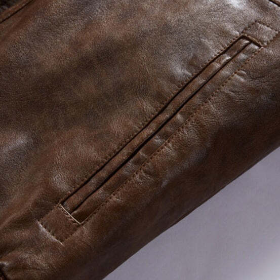 Jaqueta Masculina de Couro Original Torinzi TZ125 em couro premium, com capuz removível e design moderno, ideal para looks sofisticados e duráveis.