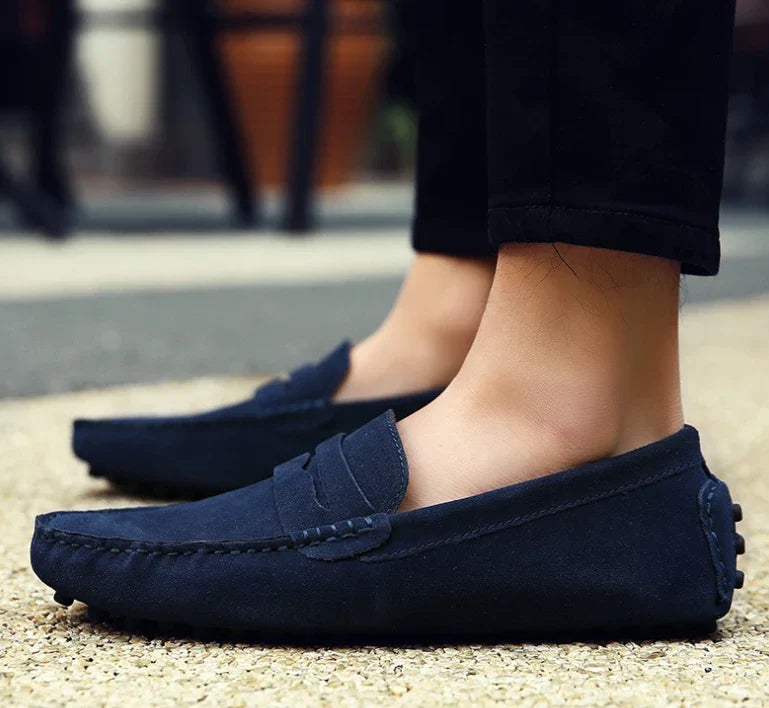 Mocassim Masculino de Camurça Torinzi TZ305 em camurça premium, leve e confortável, ideal para looks casuais e formais.