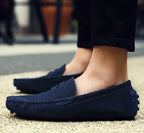 Mocassim Masculino de Camurça Torinzi TZ305 em camurça premium, leve e confortável, ideal para looks casuais e formais.