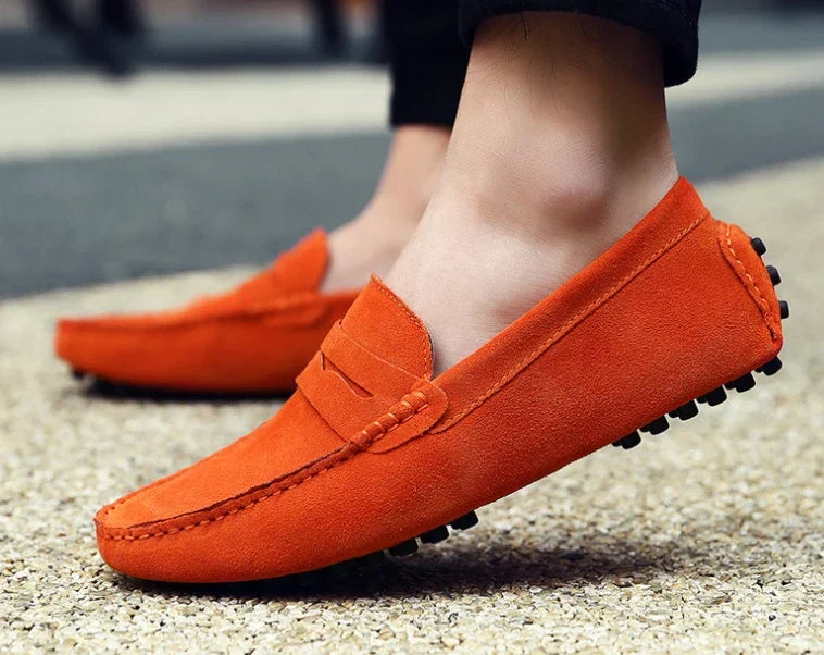 Mocassim Masculino de Camurça Torinzi TZ305 em camurça premium, leve e confortável, ideal para looks casuais e formais.