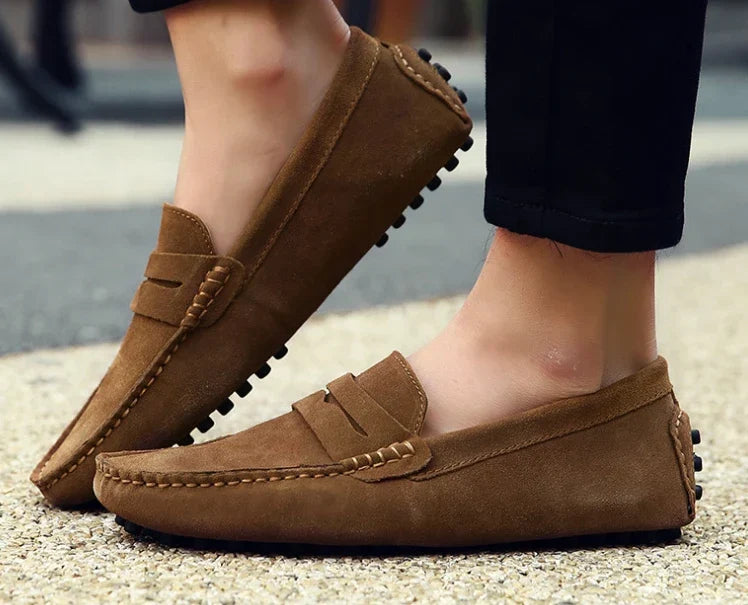 Mocassim Masculino de Camurça Torinzi TZ305 em camurça premium, leve e confortável, ideal para looks casuais e formais.