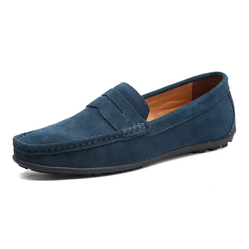 Mocassim Masculino de Camurça Torinzi TZ305 em camurça premium, leve e confortável, ideal para looks casuais e formais.