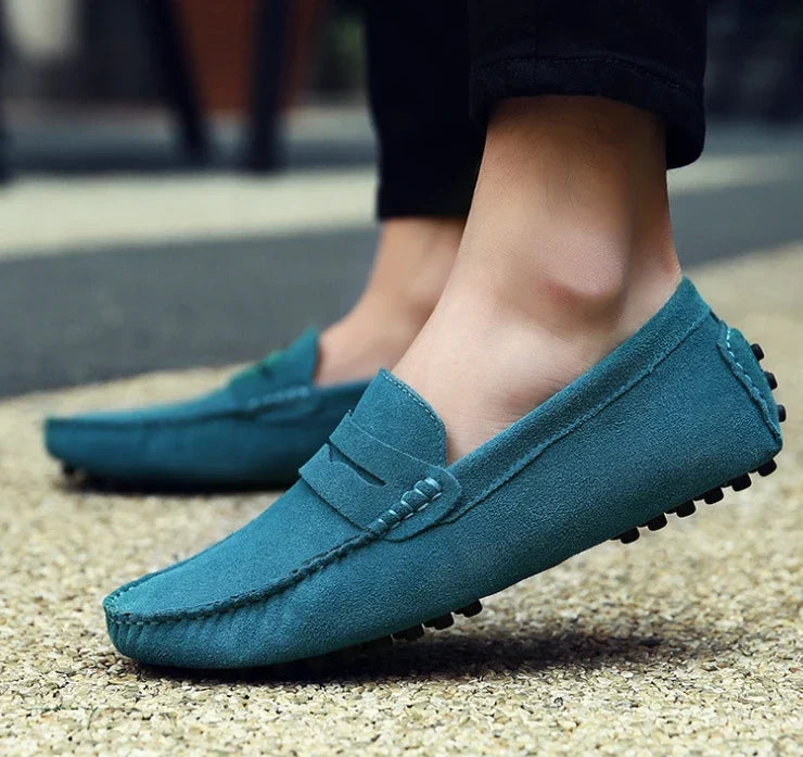 Mocassim Masculino de Camurça Torinzi TZ305 em camurça premium, leve e confortável, ideal para looks casuais e formais.