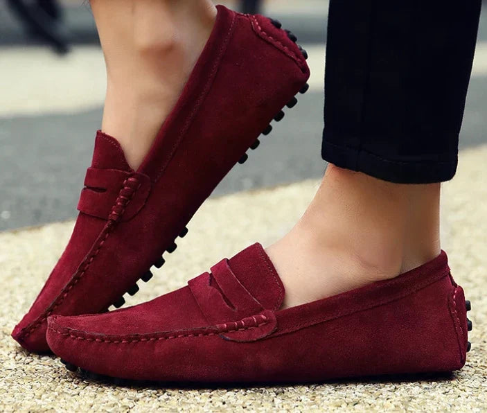 Mocassim Masculino de Camurça Torinzi TZ305 em camurça premium, leve e confortável, ideal para looks casuais e formais.