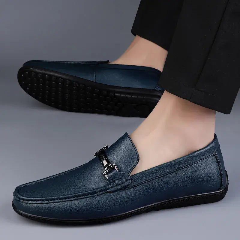 Mocassim Masculino de Couro Torinzi TZ299 elegante e durável, com acabamento artesanal e conforto ideal para ocasiões casuais e formais.