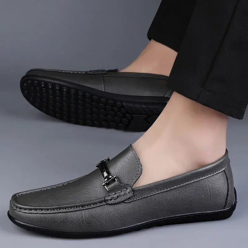 Mocassim Masculino de Couro Torinzi TZ299 elegante e durável, com acabamento artesanal e conforto ideal para ocasiões casuais e formais.