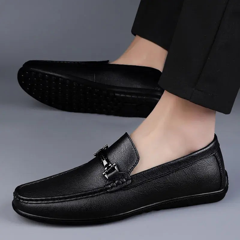 Mocassim Masculino de Couro Torinzi TZ299 elegante e durável, com acabamento artesanal e conforto ideal para ocasiões casuais e formais.