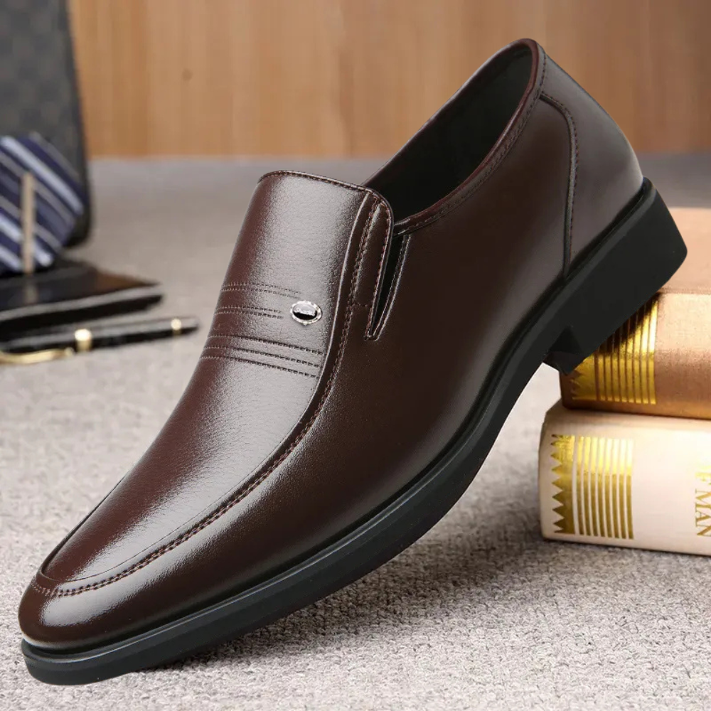 Mocassim Masculino de Couro Torinzi TZ304 feito em couro legítimo, leve e elegante, ideal para looks casuais e formais.