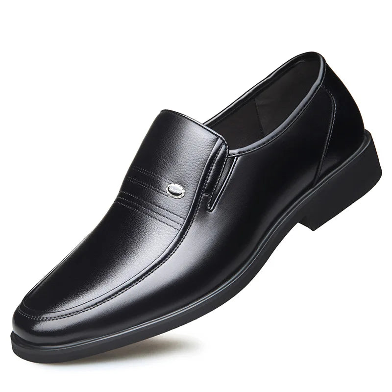 Mocassim Masculino de Couro Torinzi TZ304 feito em couro legítimo, leve e elegante, ideal para looks casuais e formais.