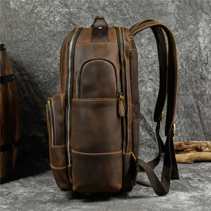Mochila Executiva em Couro Retrô Torinzi TZ071 elegante e funcional, em couro legítimo com design clássico e divisórias para notebook e documentos.