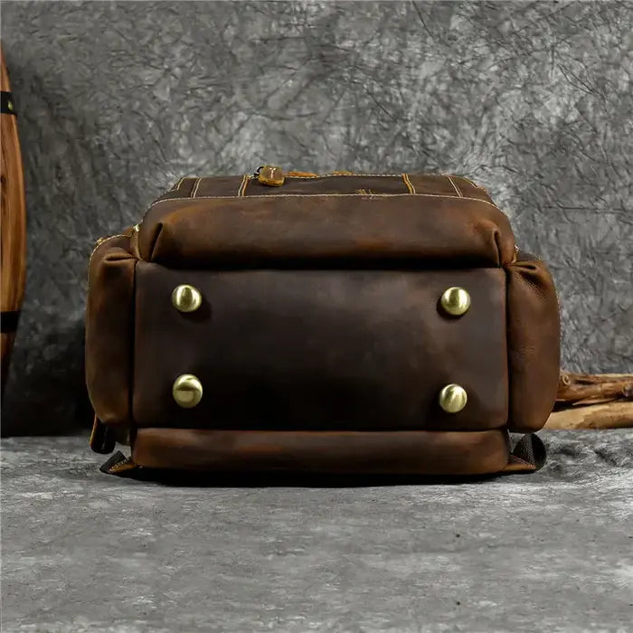 Mochila Executiva em Couro Retrô Torinzi TZ071 elegante e funcional, em couro legítimo com design clássico e divisórias para notebook e documentos.