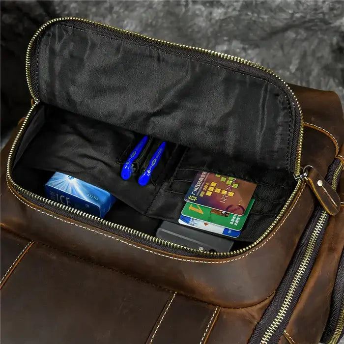 Mochila Executiva em Couro Retrô Torinzi TZ071 elegante e funcional, em couro legítimo com design clássico e divisórias para notebook e documentos.