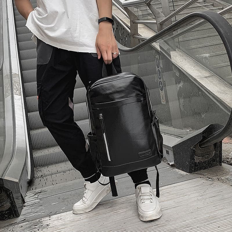 Mochila Executiva em Couro Venice Torinzi TZ068 em couro sintético premium com design moderno e organização prática.