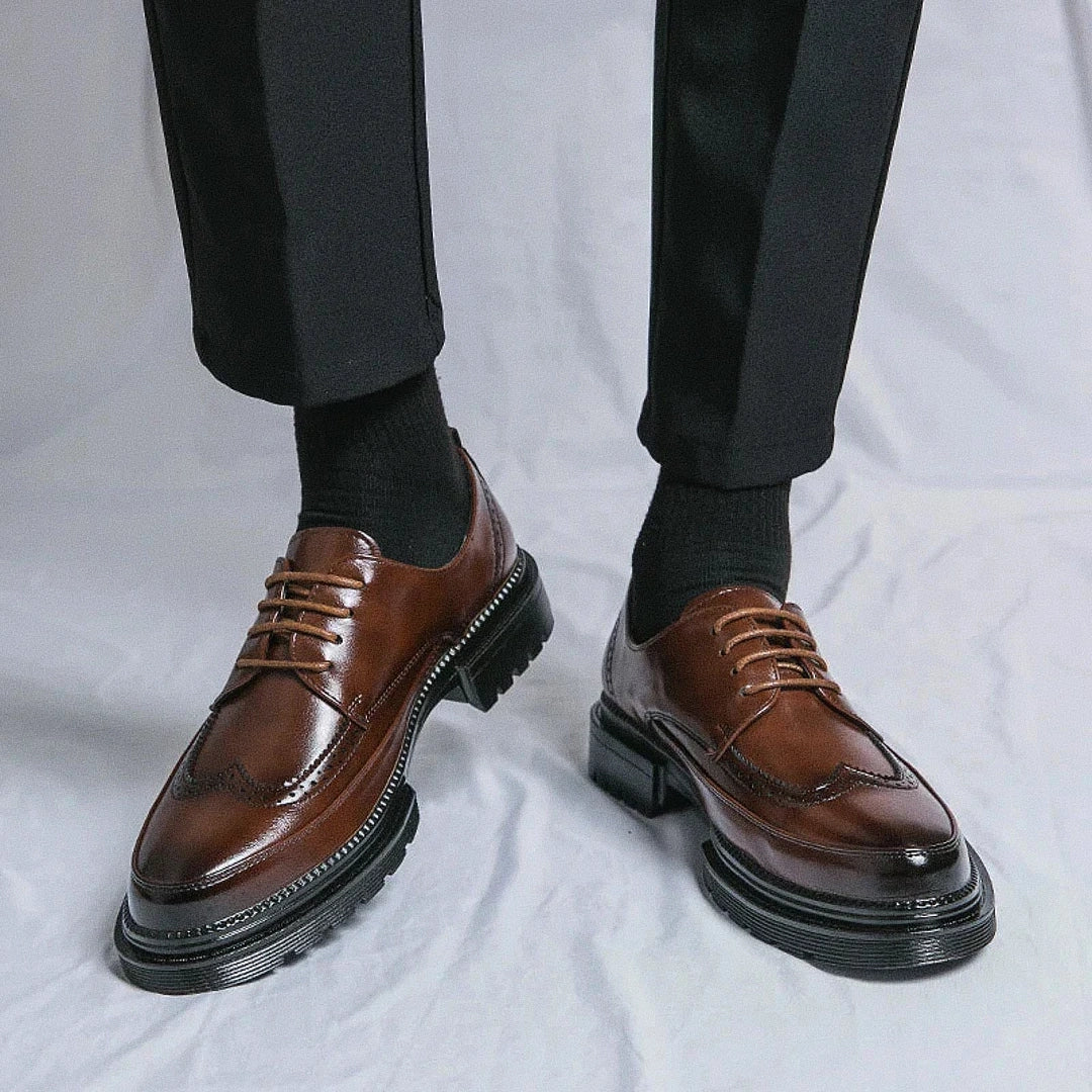 Sapato Masculino Derby Torinzi TZ358 elegante e resistente, em couro fosco com solado tratorado, ideal para looks urbanos e formais.