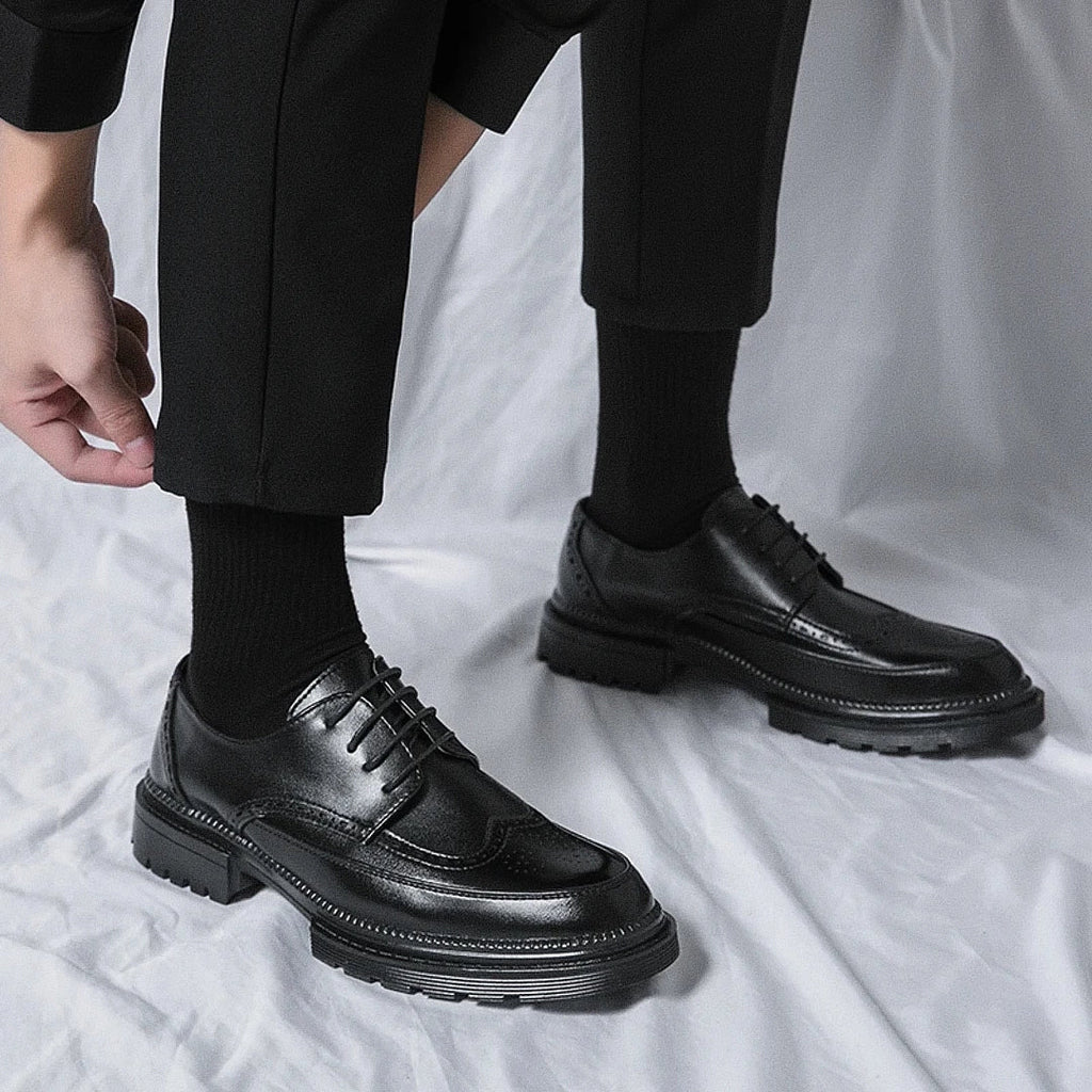 Sapato Masculino Derby Torinzi TZ358 elegante e resistente, em couro fosco com solado tratorado, ideal para looks urbanos e formais.