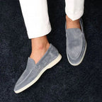 Sapato Masculino Loafer Torinzi TZ366 feito em camurça premium com acabamento refinado, conforto e elegância para diversas ocasiões.