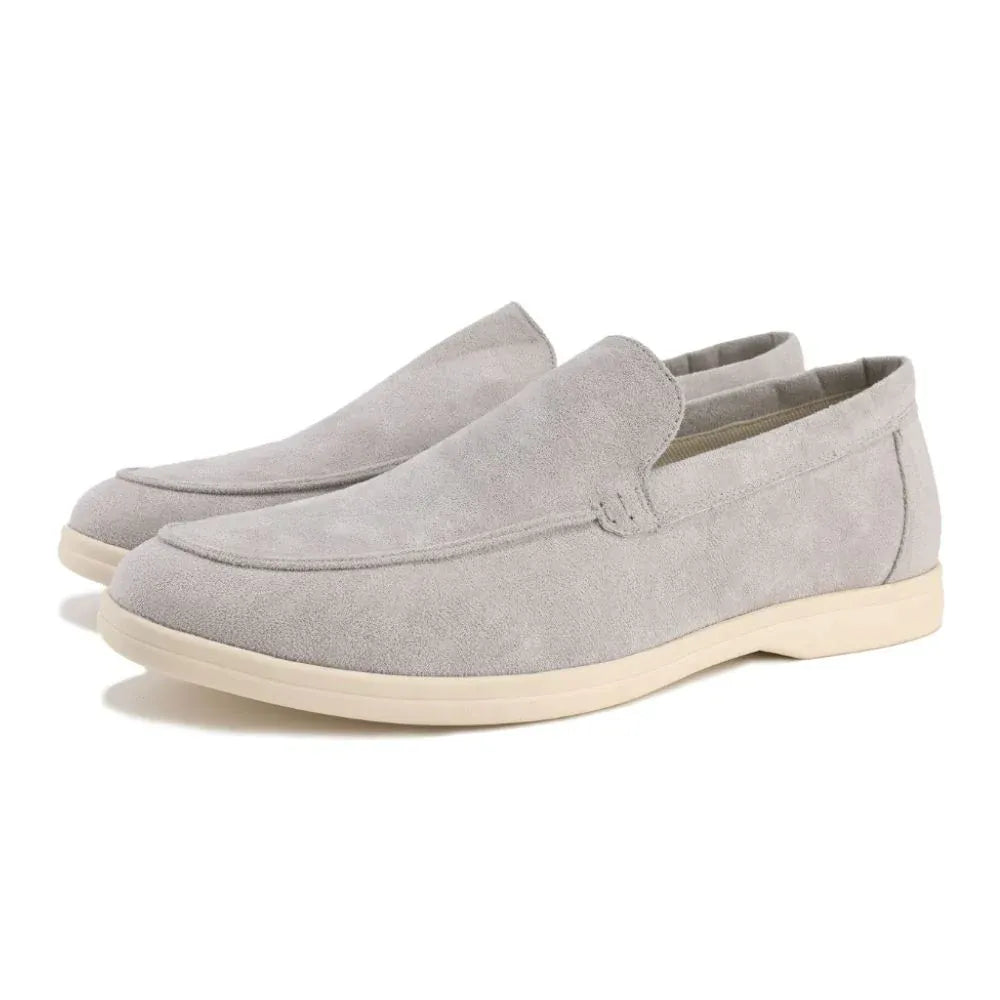 Sapato Masculino Loafer Torinzi TZ366 feito em camurça premium com acabamento refinado, conforto e elegância para diversas ocasiões.