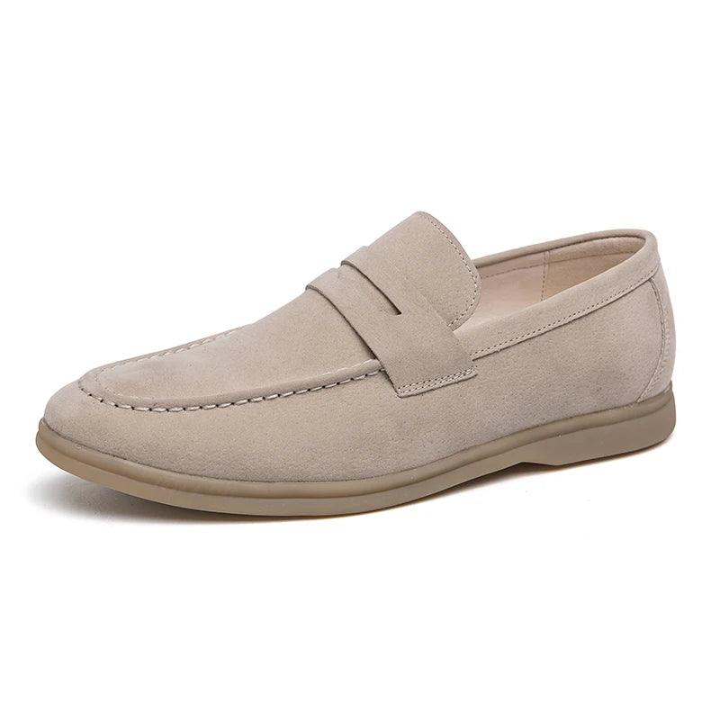 Sapato Masculino Loafer Torinzi TZ370 elegante e confortável, em camurça macia com design moderno, ideal para ocasiões sociais e casuais.
