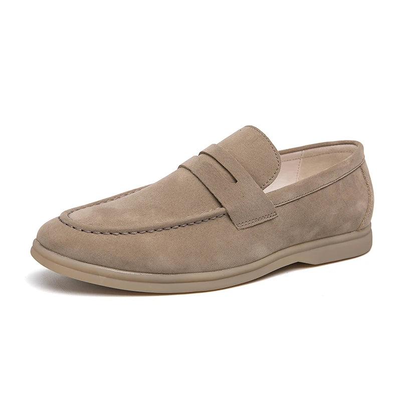 Sapato Masculino Loafer Torinzi TZ370 elegante e confortável, em camurça macia com design moderno, ideal para ocasiões sociais e casuais.