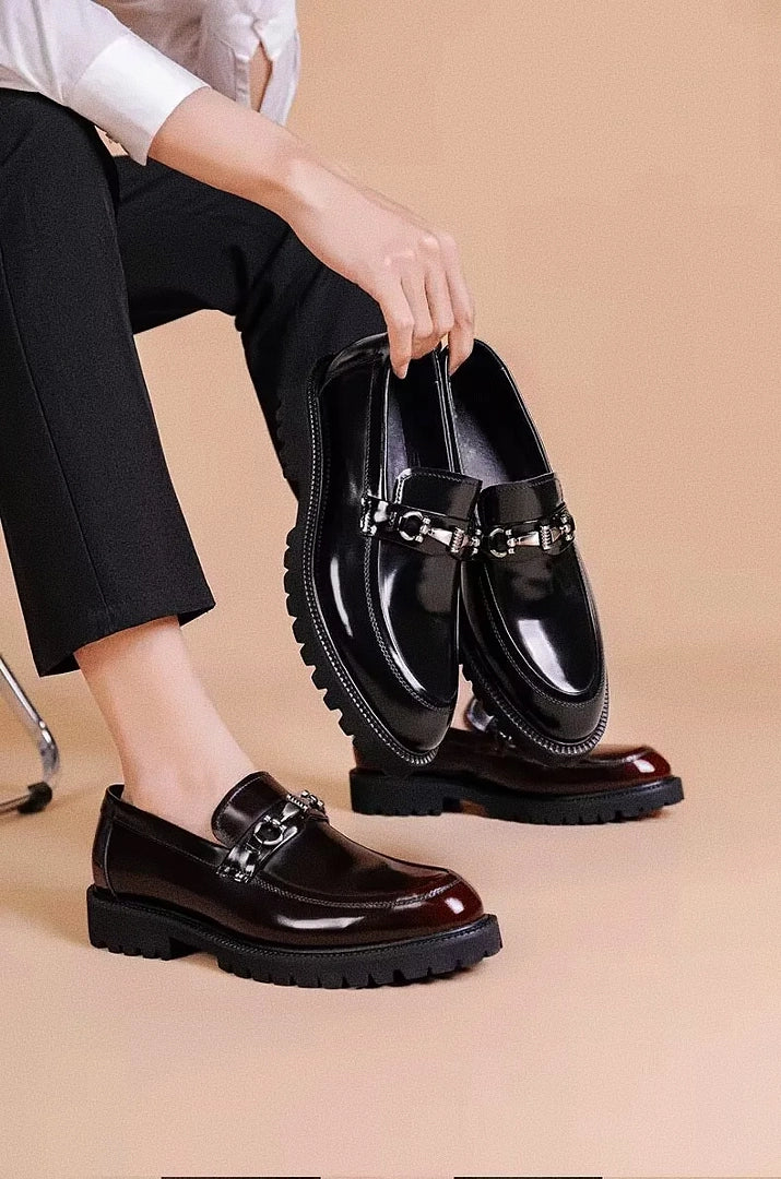 Sapato Masculino Loafer Torinzi TZ373 feito em couro envernizado com costura reforçada e solado tratorado, elegante e confortável.